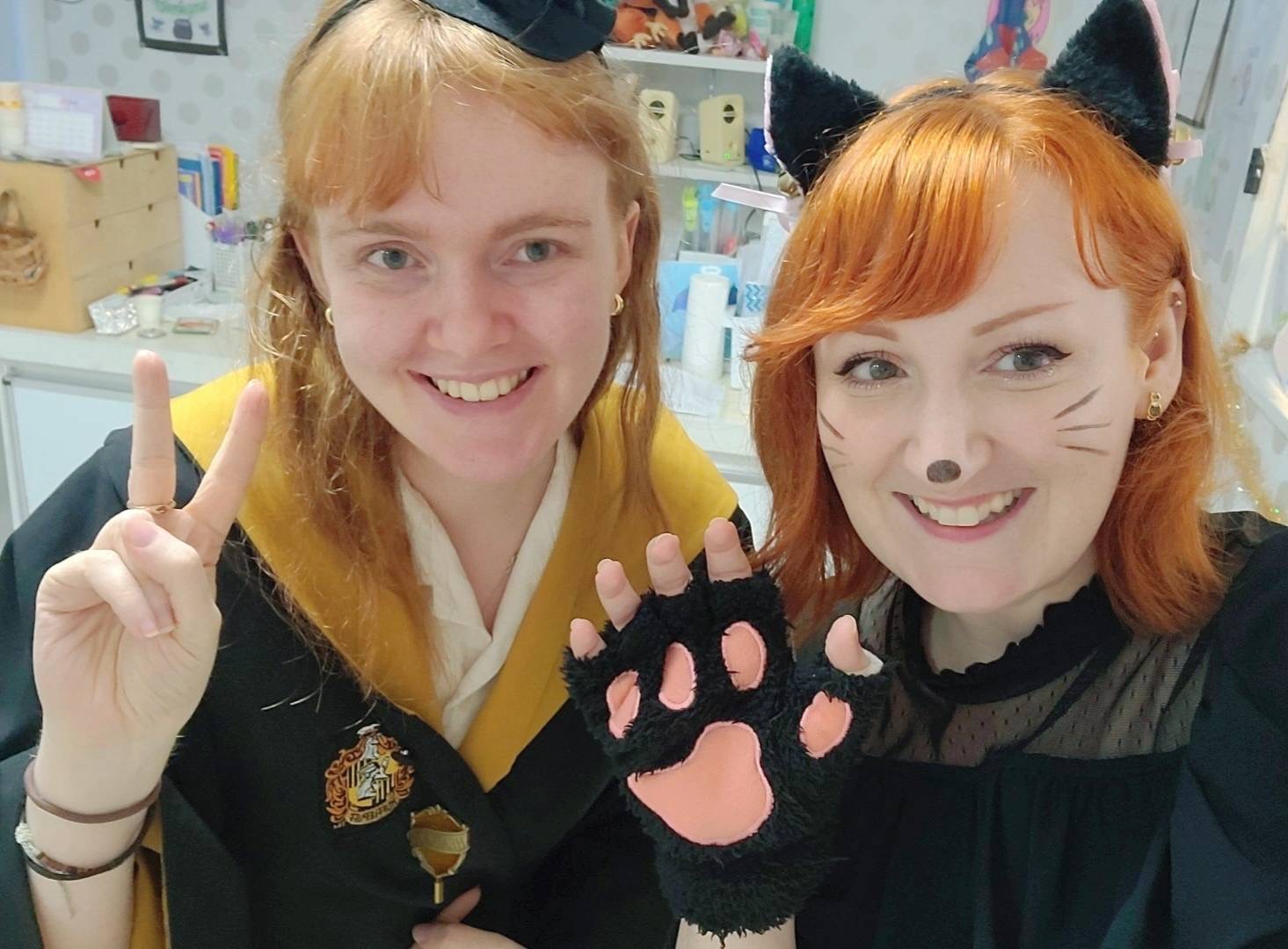 2025年のハロウィンのひとこま。エミリー先生とルナ先生。